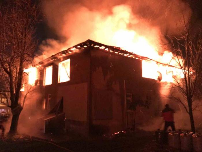 İki Katlı Ev Alev Topuna Döndü