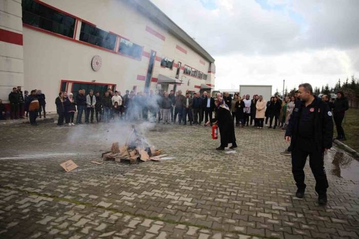 Gençlik Ve Spor Müdürlüğü Personeline Yangın Söndürme Eğitimi