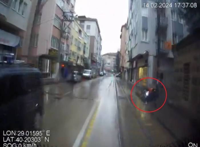 Yağmurda Kayan Ve Caddeye Fırlayan Başıboş Motosiklet Faciaya Neden Oluyordu..