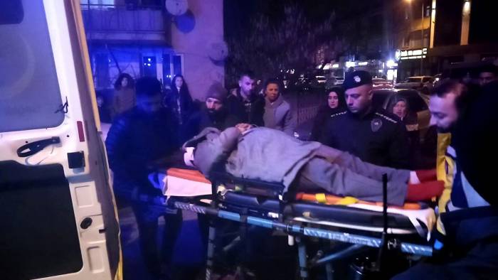 Ehliyetsiz Sürücü, Yolun Karşısına Geçmeye Çalışan Aileye Çarptı: 3 Yaralı