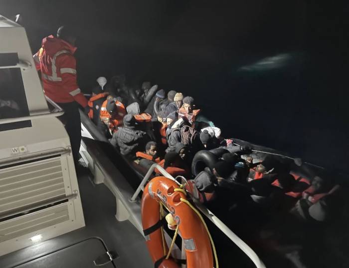 Ayvacık Açıklarında 77 Kaçak Göçmen Yakalandı