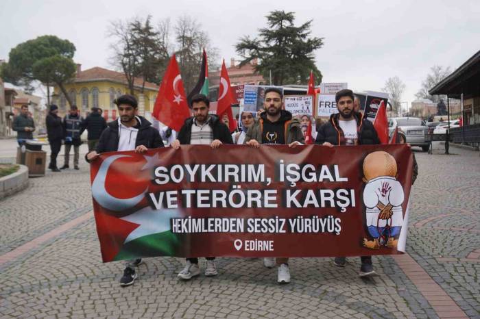 Gazze’ye Destek İçin Bir Araya Gelen Üniversite Öğrencilerinden Sessiz Yürüyüş