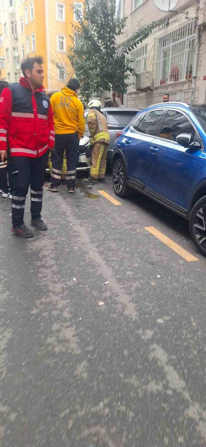 Fatih’te Park Yeri Kavgası: Kavganın Ardından Ters Yöne Girip 2 Araca Çarptı