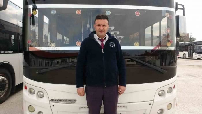 Otobüste Fenalaşan Öğrenciyi Hastaneye Yetiştiren Şoför: “Benim Yerimde Kim Olsa Aynı Şeyi Yapardı”