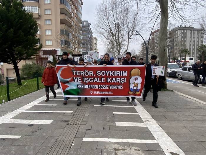 Hekimler Ve Sağlık Çalışanları Gazze İçin ‘Sessiz’ Yürüyüş Düzenledi