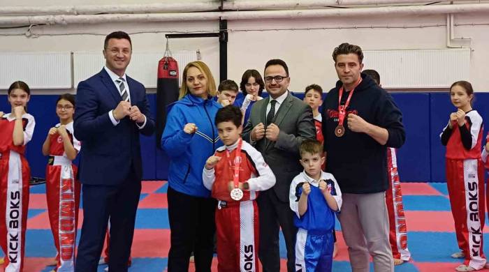 Kick Boks Şampiyonası’ndan Derece İle Dönen Baba Oğula Kaymakam Hakan Alkan’dan Ödül