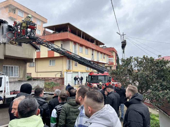 Pendik’te 2 Katlı Bina Alev Alev Yandı