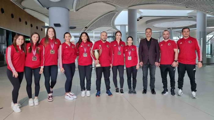 Avrupa İkincisi Kadın Güreş Milli Takımı Yurda Döndü