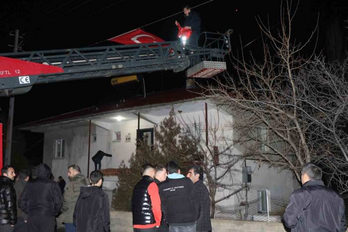 Şehidin Baba Ocağına Türk Bayrakları Asıldı