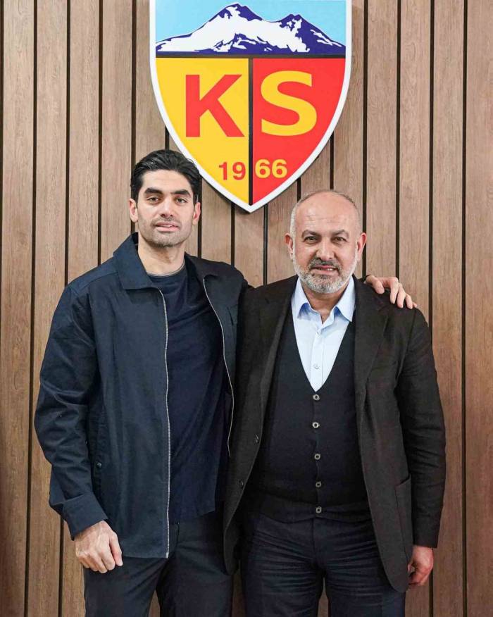 Ali Karimi 3 Yıllık Yeni Sözleşmeye İmza Attı