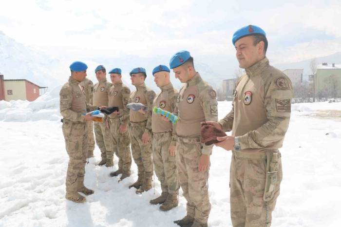 Jandarmaya Yürekleri Isıtan Hediye