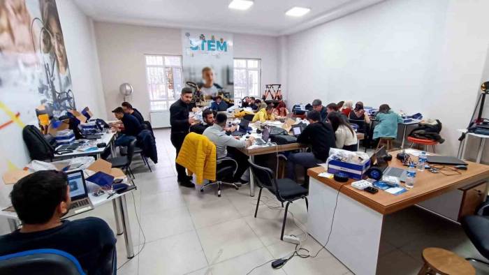 Ağrı’da Teknoloji Yarışması Finalistleri Eğitim Aldı