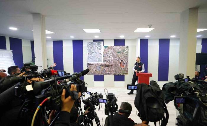 Bakan Bayraktar, Gazetecilere Bilgilendirmede Bulundu