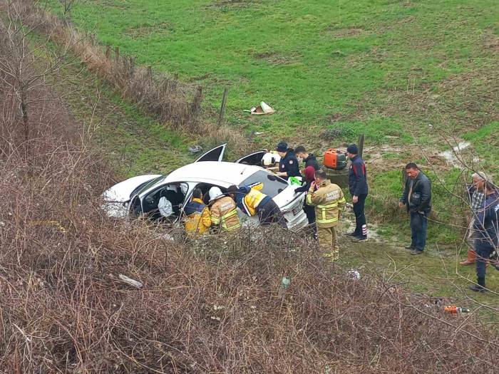 Otomobil Araziye Uçtu: 4 Yaralı