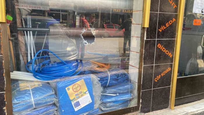 Aracıyla Geldi, Dükkana Ateş Edip Kaçtı