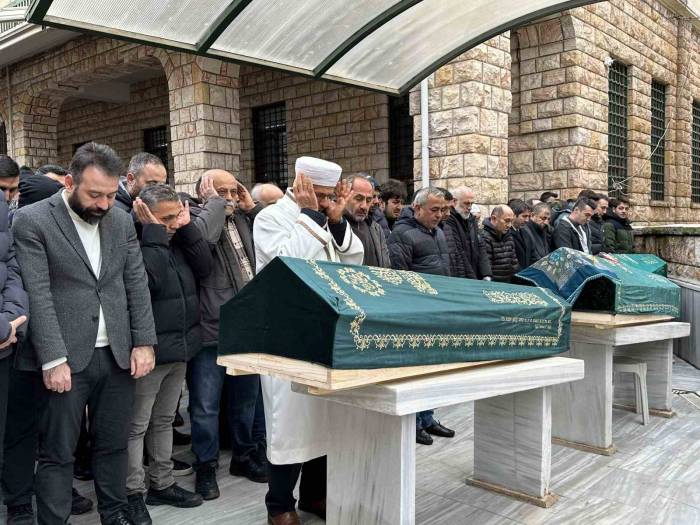 Düzce Otomobil Kazasında Hayatını Kaybeden Aile İstanbul’da Toprağa Verildi