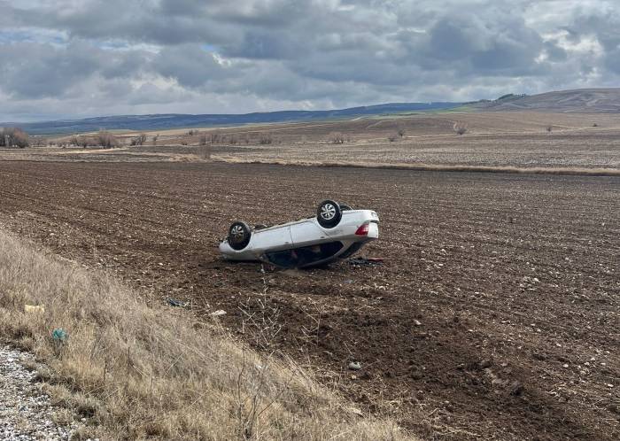 Kontrolden Çıkan Otomobil Takla Attı: 2 Yaralı