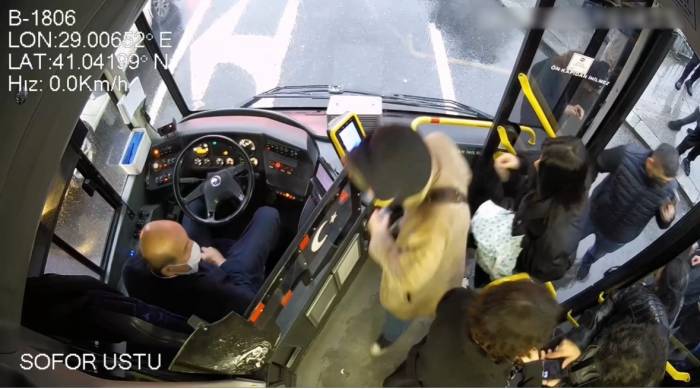 Beşiktaş’ta Film Gibi Yankesicilik Kamerada: Telefonu Beğenmeyip Geri Verince Yakalandı