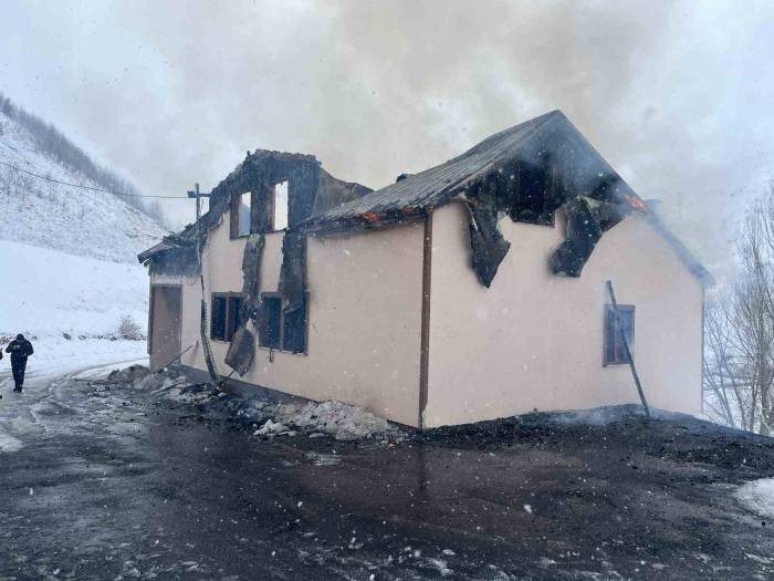 Gümüşhane’de Çıkan Yangında 2 Katlı Köy Konağı Ve Muhtarlık Küle Döndü
