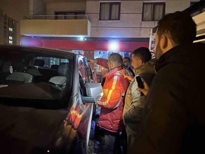 Araçta Kilitli Kalan Çocuk Çilingir Yardımıyla Kurtarıldı