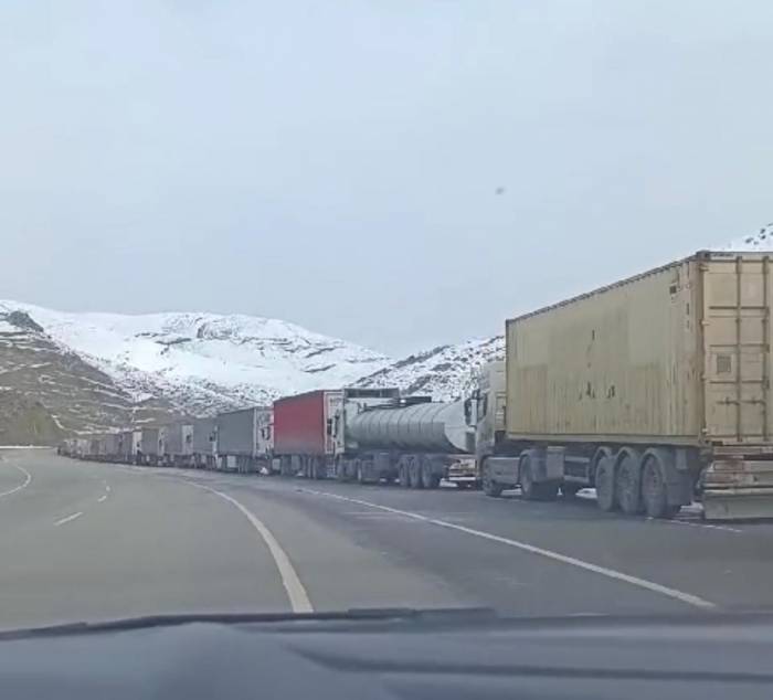 Türkiye-iran Sınırında 10 Kilometrelik Tır Kuyruğu