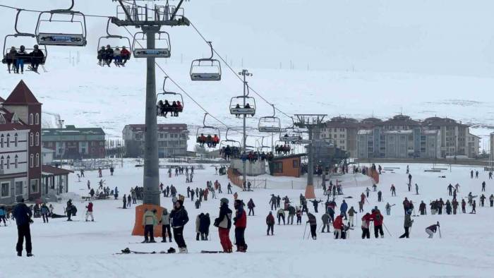 Sarıkamış’ta Sarıçam Ağaçları Arasında Kayak Keyfi