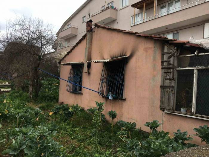 Babası Namaz Kıldığı Esnada Gecekonduyu Ateşe Verdi