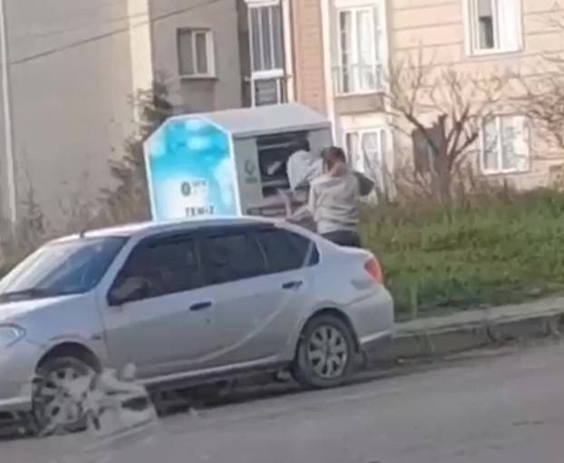 Giysi Kumbarasından Çocuk Çıktı