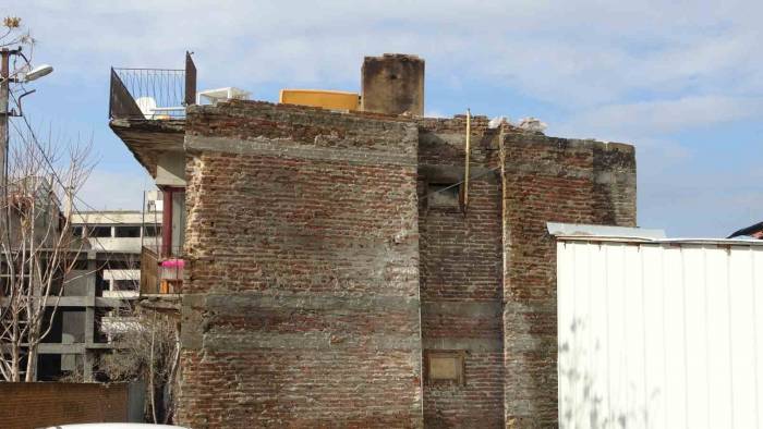 Hasarlı Bina Korkutuyor