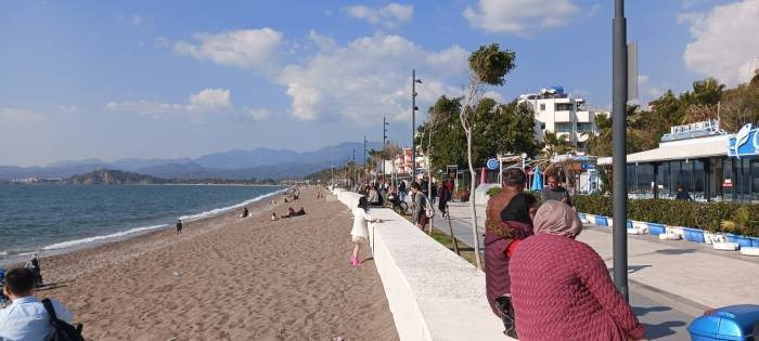 Fethiye’de Güneşli Havayı Gören, Sahile Koştu