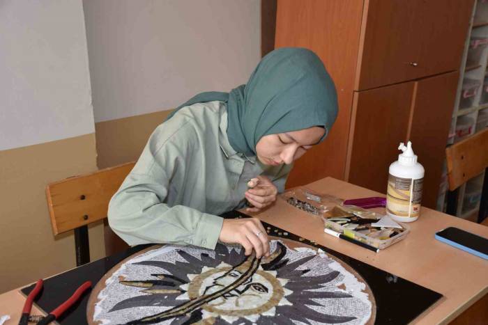 Kökeni Sümerlilere Kadar Uzanan Sanatta Paha Biçemedikleri Eserler Çıkartıyorlar