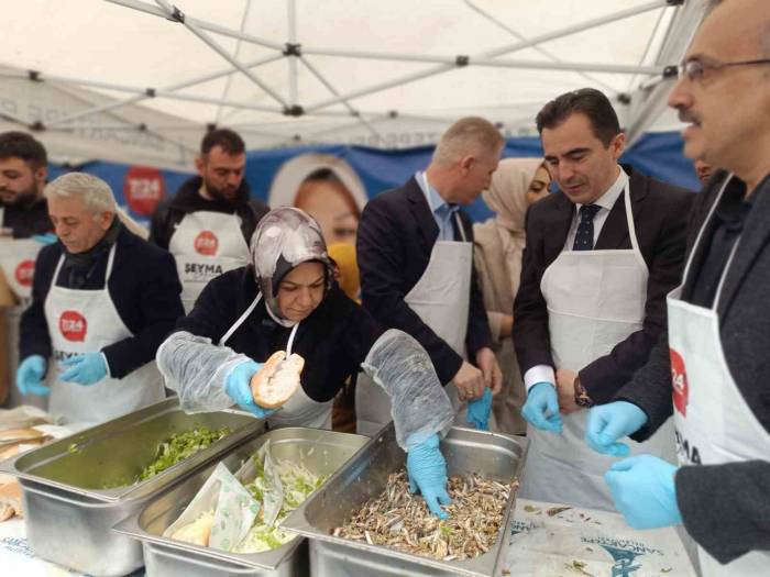 Sancaktepe’de 5 Ton Hamsi Vatandaşlara İkram Edildi