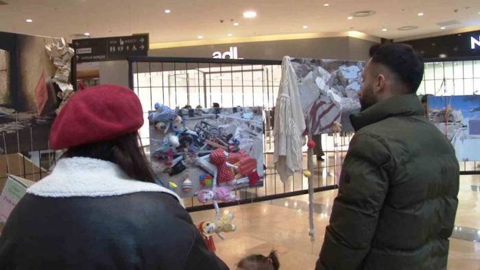 Deprem Fotoğraflarını Gerçek Objelerle Süsleyerek Sergilediler