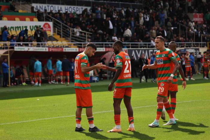 Trendyol Süper Lig: Alanyaspor: 2 - Adana Demirspor: 0 (İlk Yarı)