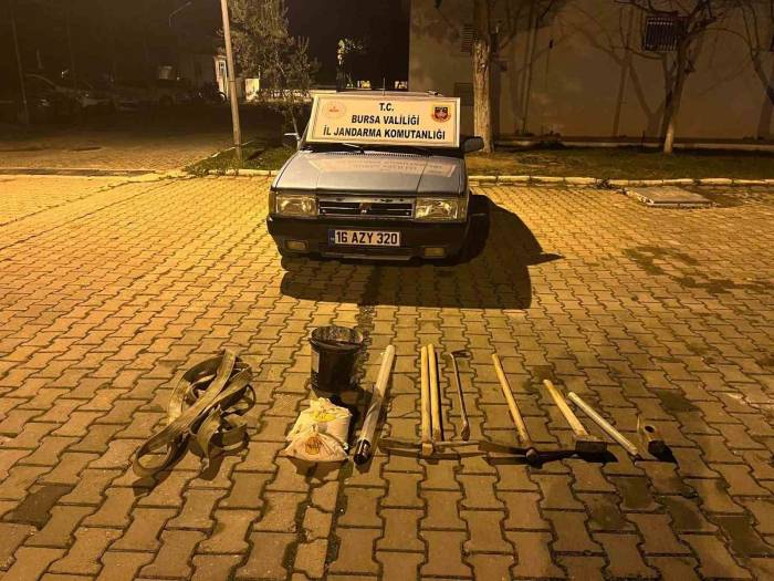 Roma Dönemine Ait Mezarı Asitle Eritmeye Çalışan Definecileri Jandarma Yakaladı