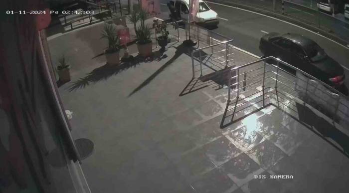 Motosikleti Düz Kontak Yapamadı, Hafif Ticari Aracına Yükleyerek Çaldı