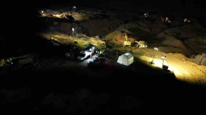 Toprak Kayması Sonucu Kayıp 9 İşçiyi Arama Kurtarma Çalışmaları Aralıksız Sürüyor