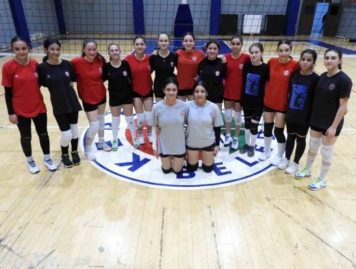 Kepez’in Voleybol Jenerasyonu Parlıyor