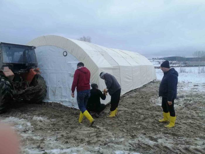 Aslanapa’da Hayvan Ağılı Göçen Yetiştiriciye İl Tarım Müdürlüğünden Yardım Eli