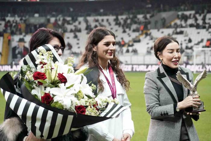 Beşiktaş Yönetiminden, Şampiyon Güreşçi Nesrin Baş’a Plaket