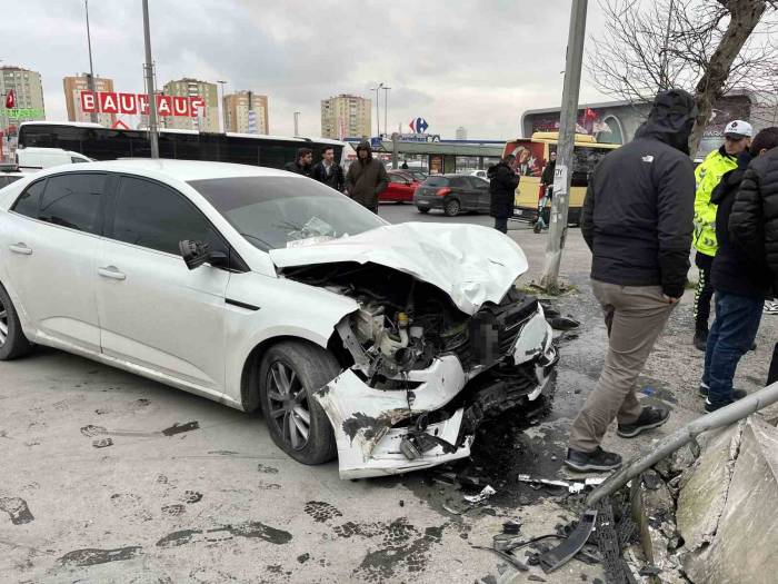 Beylikdüzü E-5 Yan Yolda Feci Kaza: 1’i Ağır 3 Yaralı