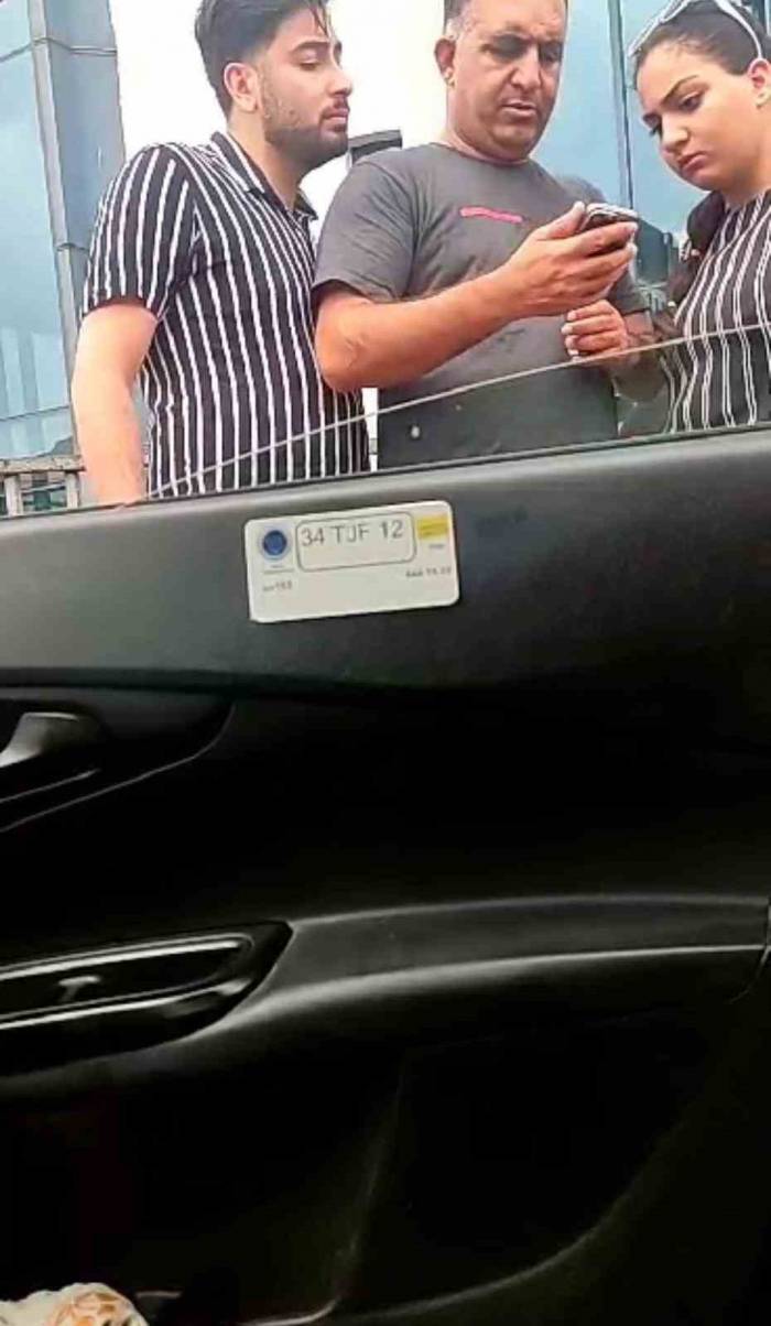 İstanbul’da İlginç Anlar Kamerada: Turistler Taksici İle Pazarlık Yaptı