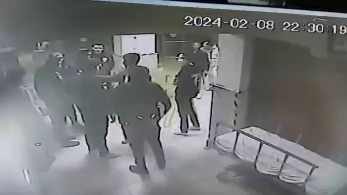 Ağabeyini Tedavi Eden Doktora Saldırdı, O Anlar Kamerada