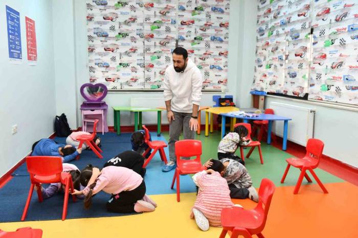 Esenyurtlu Miniklere Oyunlarla Afet Eğitimi Verildi
