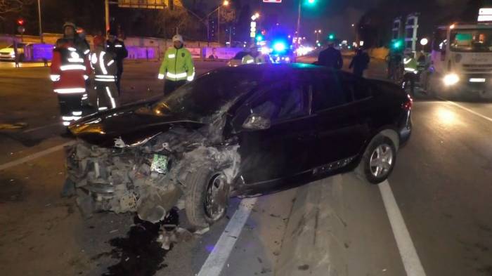 Fatih’te Makas Atan Araç Refüje Çarptı: 1 Yaralı