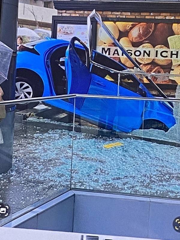 Japonya’da Direksiyon Hakimiyetini Kaybeden Sürücü Binaya Daldı