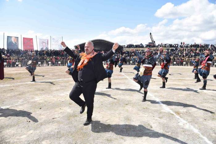 Menemen’de Folklorik Deve Gösterisi Heyecanı