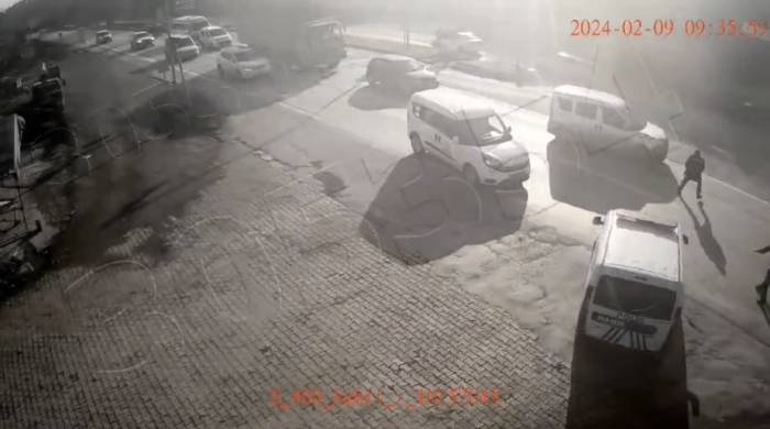 Kaçak Göçmen Taşıyan Sürücü, Aracı Polisin Üzerine Sürdü O Anlar Kamerada