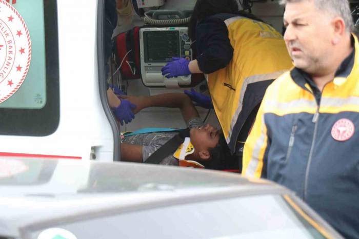 Kontrolden Çıkan Minibüs Devrildi: Aynı Aileden 2’si Çocuk 4 Yaralı