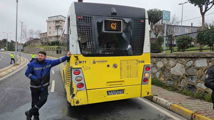 Sarıyer’de Yolcu Almak İçin Yavaşlayan İett Otobüsüne, Çöp Kamyonu Çarptı: 2’si Ağır 3 Yaralı